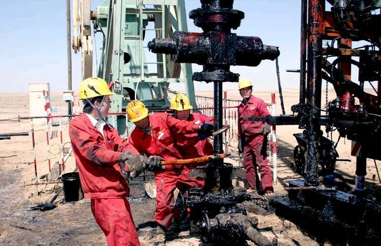 石油開(kāi)采消泡劑應用場(chǎng)景圖